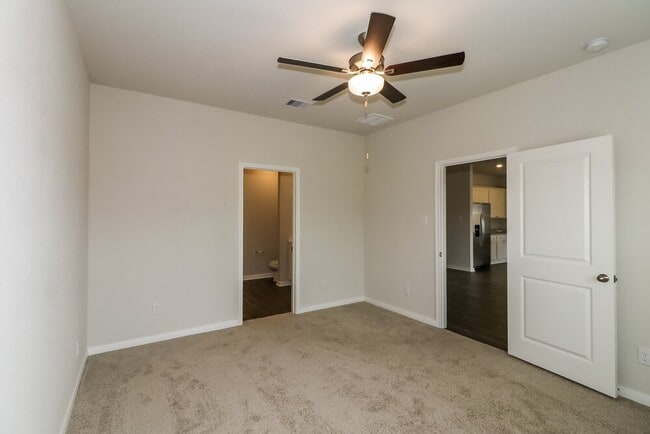 Building Photo - 401 Polly Grv Dr