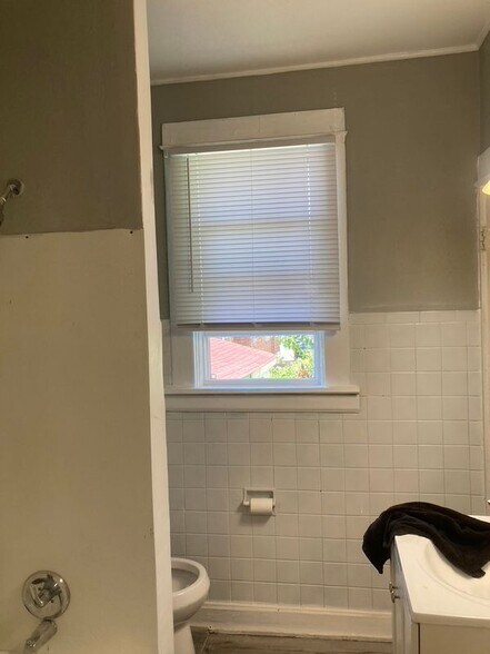 Building Photo - 6814 Primrose Ave