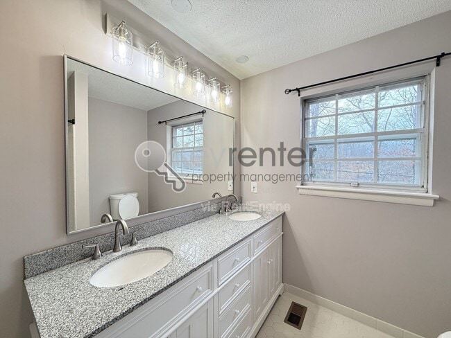 Building Photo - 4627 Hillmont Ln