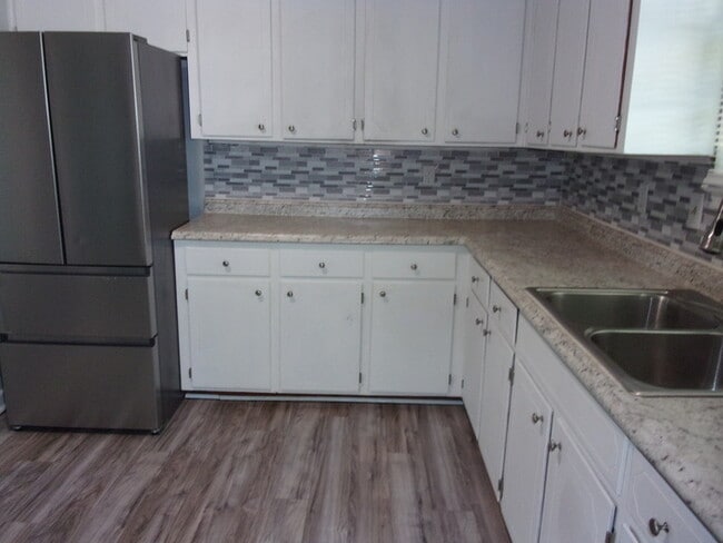 Building Photo - Beautifully Renovated 2 Bedroom 1 1/2 Bath Home