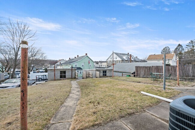 Building Photo - Spacious 4 Bedroom | 1.5 Bath | 1 Car Garage For Rent -Northampton PA