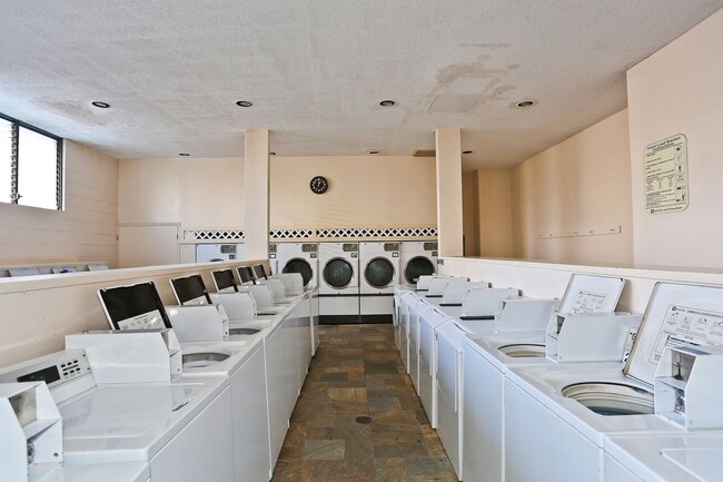 Building Photo - Royal Kuhio 1b1b1parking Fully Furnished i...
