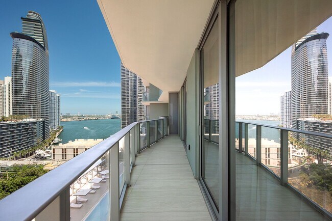 Building Photo - Fully furnished 2-bedroom residence in the heart of Brickell.