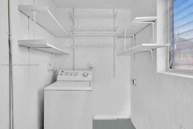 Building Photo - 2112 N 14th Terrace