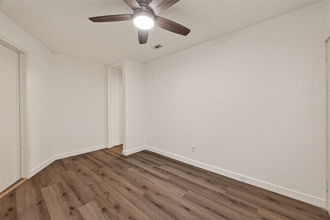 Building Photo - 313 Stratmore Dr