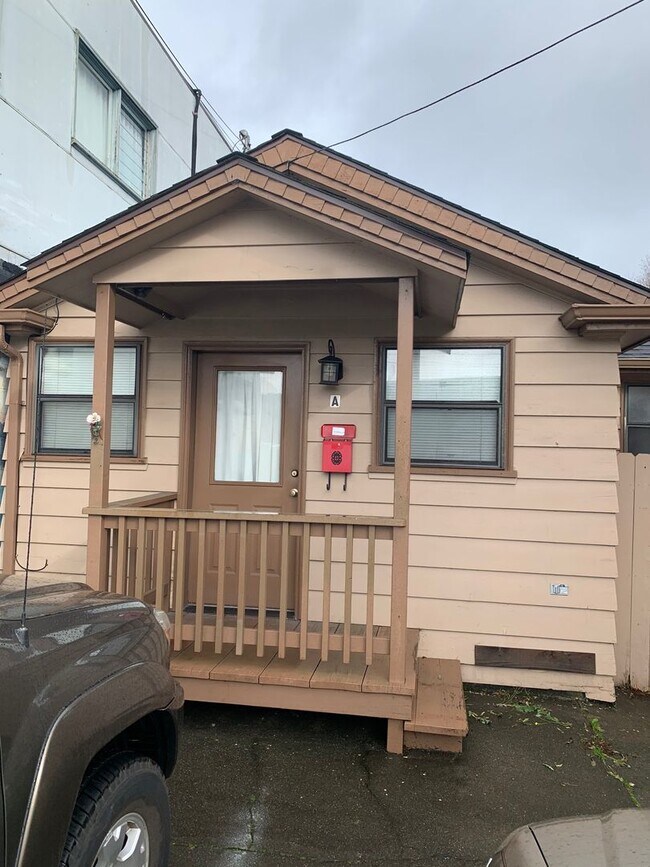 Building Photo - 1609 G St