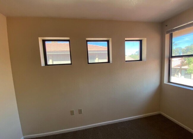 Building Photo - 721 N Mallard St