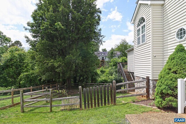 Building Photo - 206 Buttercup Ln
