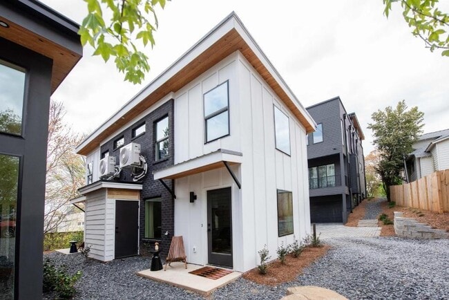 Building Photo - 542 Boulevard Pl NE