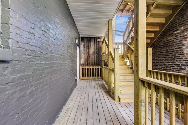 Building Photo - 536 N Paulina St