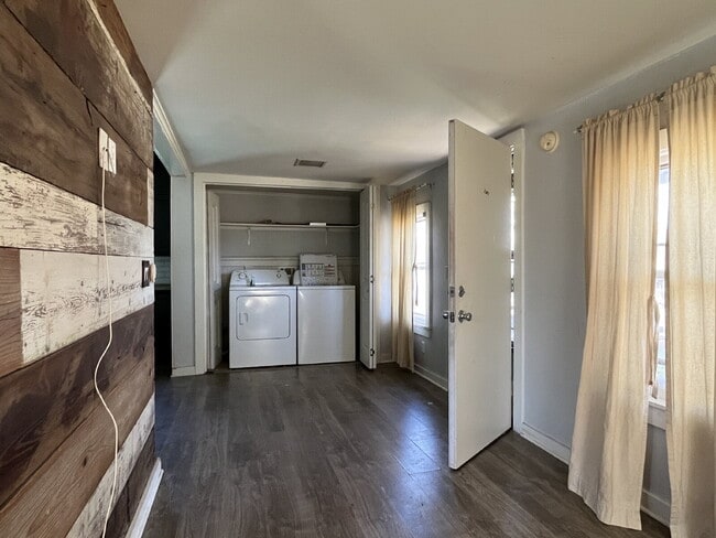 Building Photo - 1 Bedroom for Lease