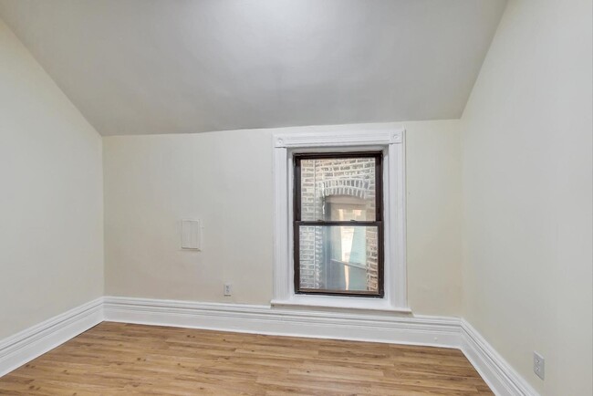 Building Photo - 1445 N California Ave