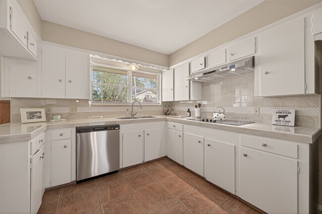 Building Photo - 5646 Hazen St