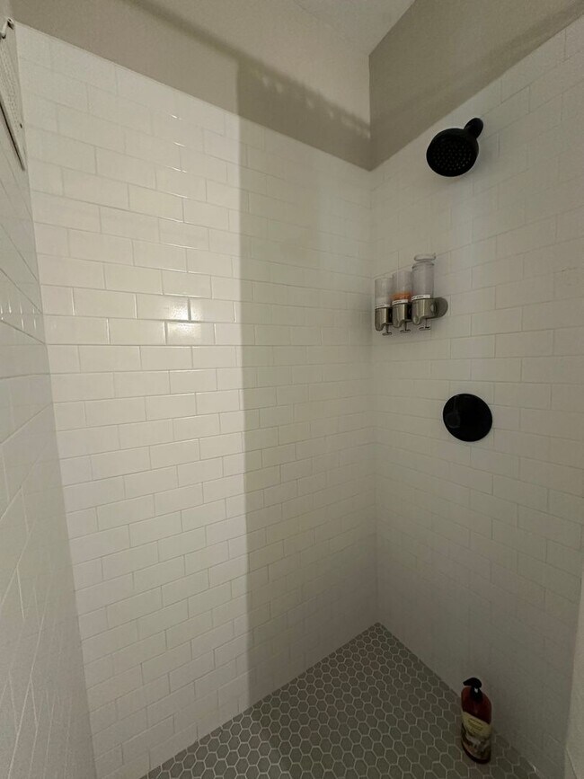 Building Photo - Fully Furnished 3 Bed 2 Bath Home