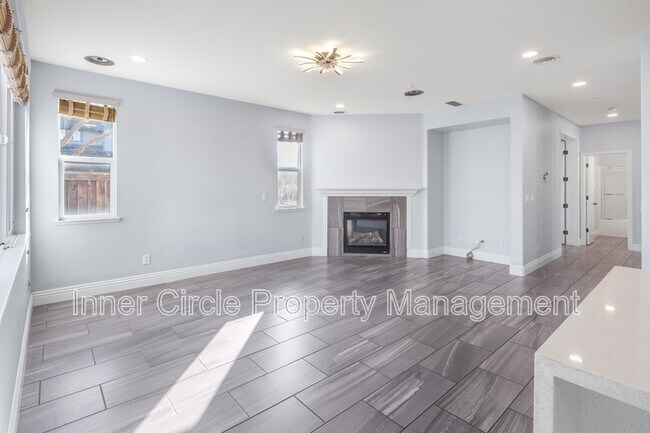 Building Photo - 812 Shasta Daisy Dr