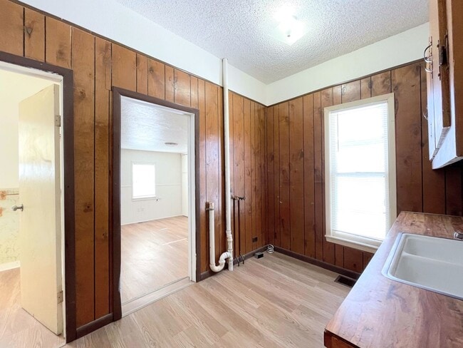 Building Photo - 3 Bed, 2 Bath Bungalow