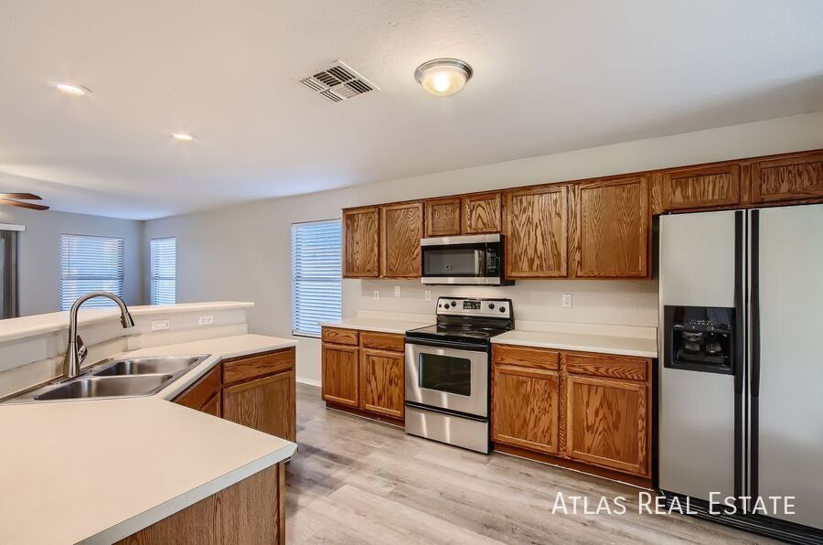 Building Photo - 1668 E Nardini St