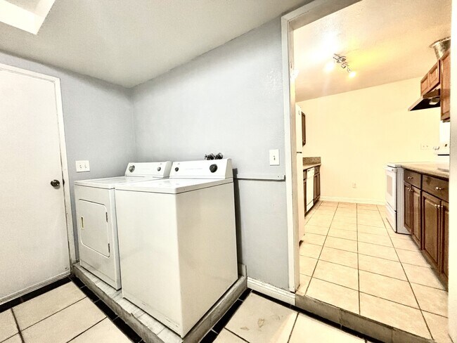 Building Photo - 1100 Saylor Way