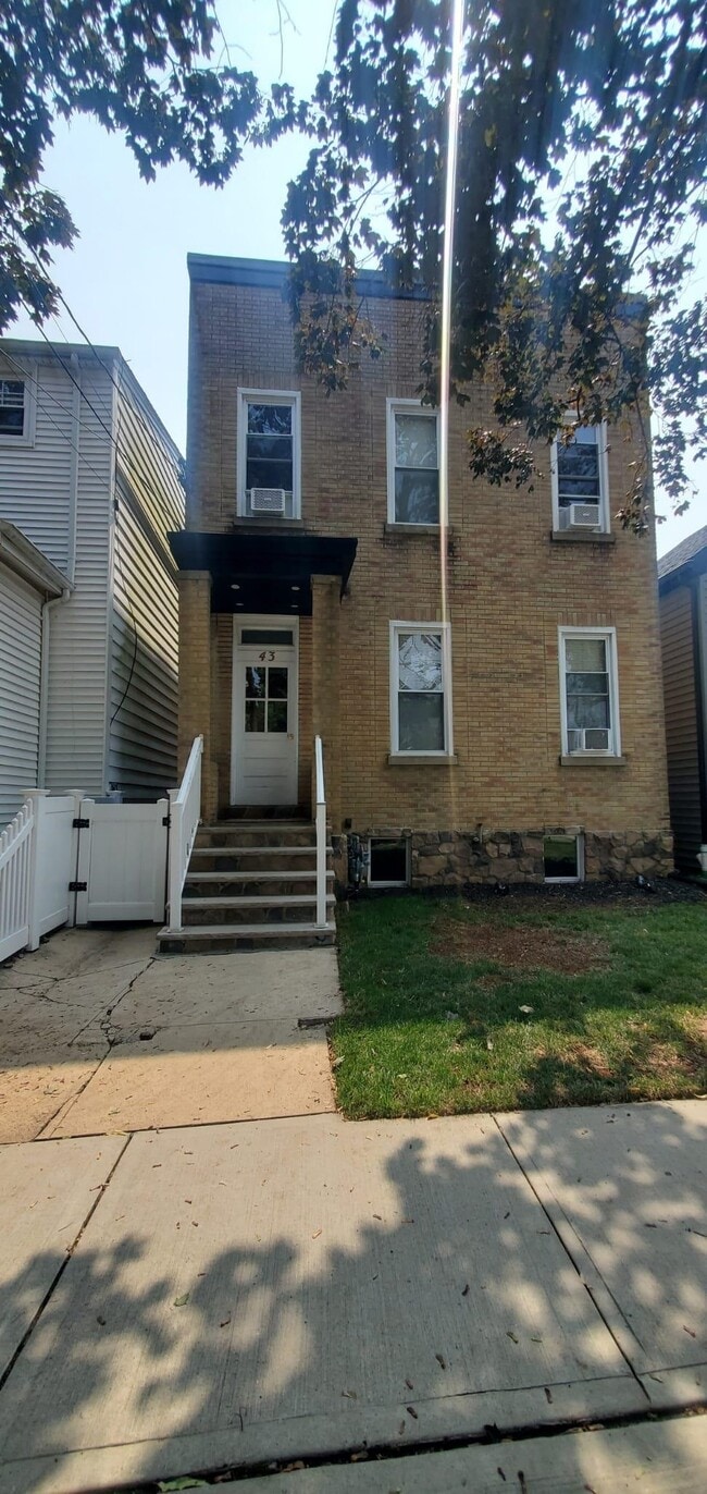 Building Photo - 43 Wood St