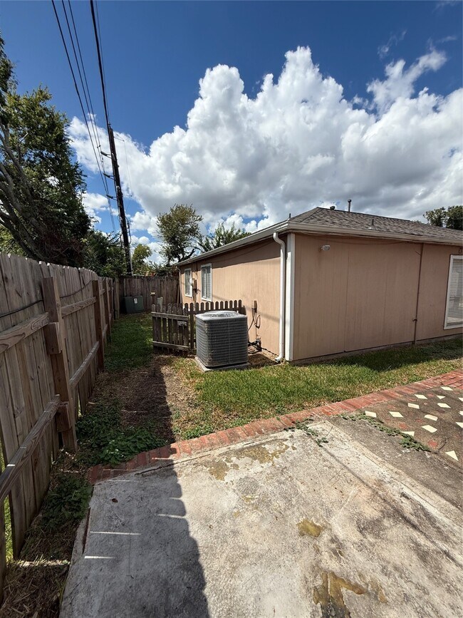 Building Photo - 16103 Camino Del Sol Dr
