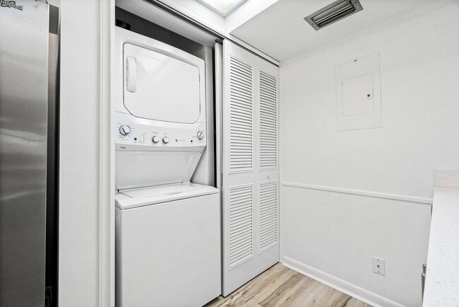 Building Photo - 723 Sunny Pine Way