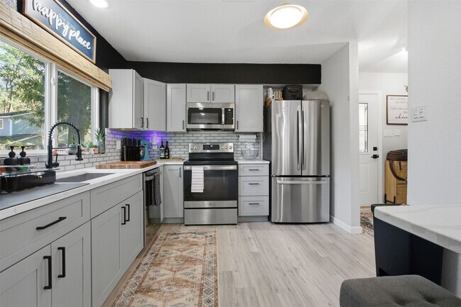 Building Photo - 1004 E Red Cedar Cir