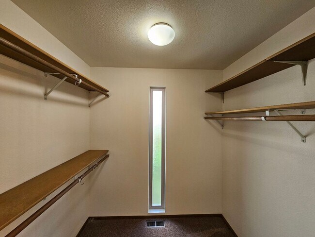 Building Photo - 4 Bed 2.5 Bath Kirkland - Lake WA Schools