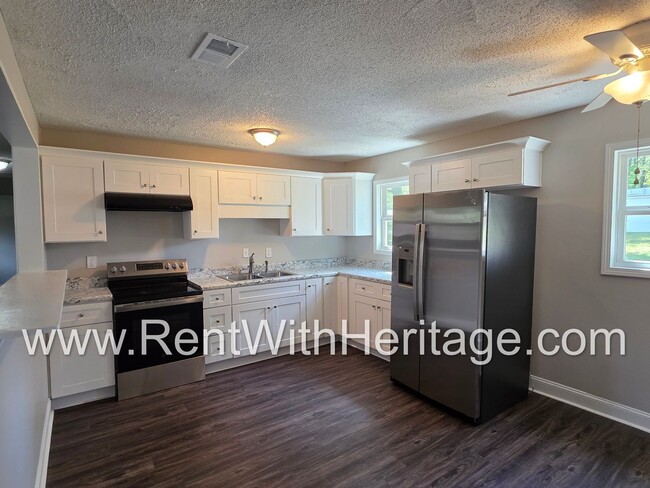 Building Photo - Awesome 3 bd/ 1.5 Bath Brick Front Ranch / No Steps / Totally Renovated / Great Location