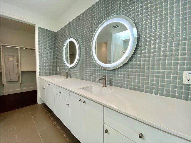 Building Photo - 1905 Riverview St