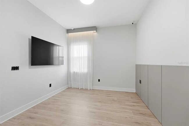 Building Photo - 16004 Pendio Dr