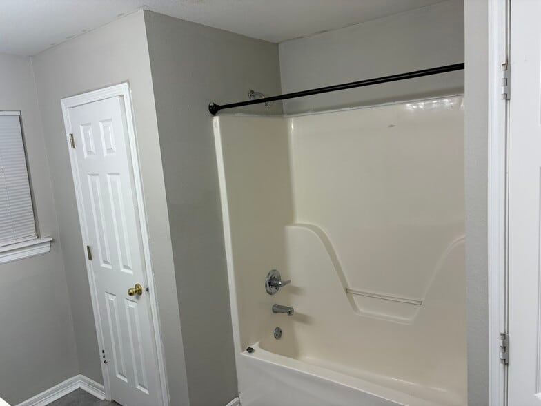 Master bathroom - 38 E Saxony St