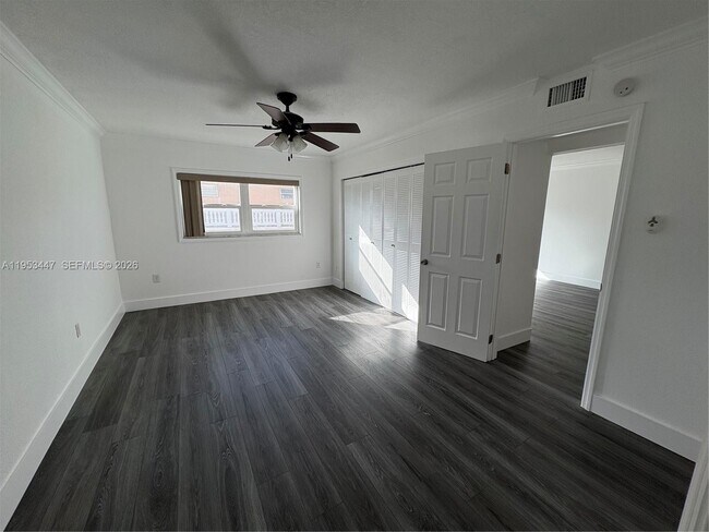 Building Photo - 633 S Royal Poinciana Blvd