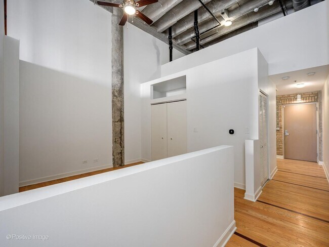 Building Photo - 2545 S Dearborn St