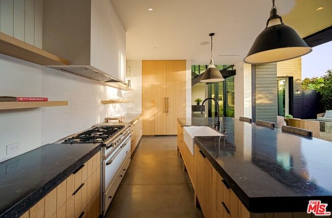 Building Photo - 901 Flower Ave