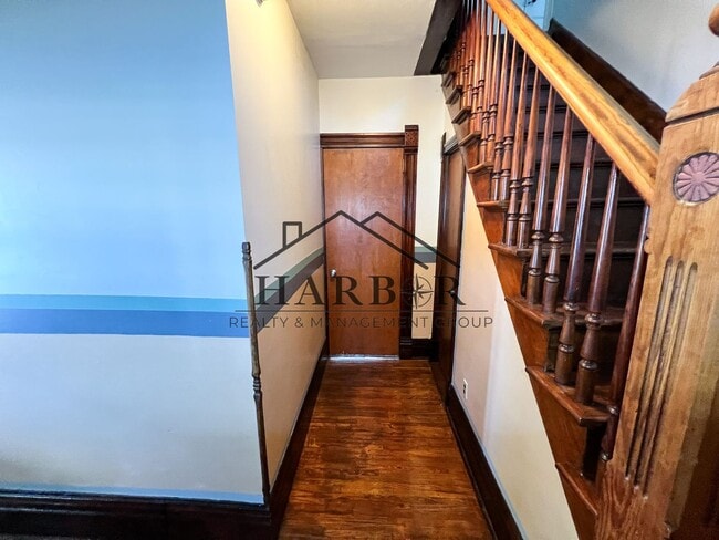 Building Photo - 527 Boone St