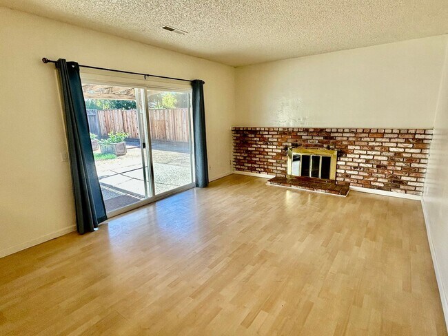 Building Photo - Beautiful Home in Great Neighborhood! Avai...