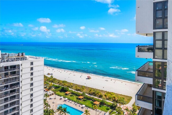 Building Photo - 2555 Collins Ave