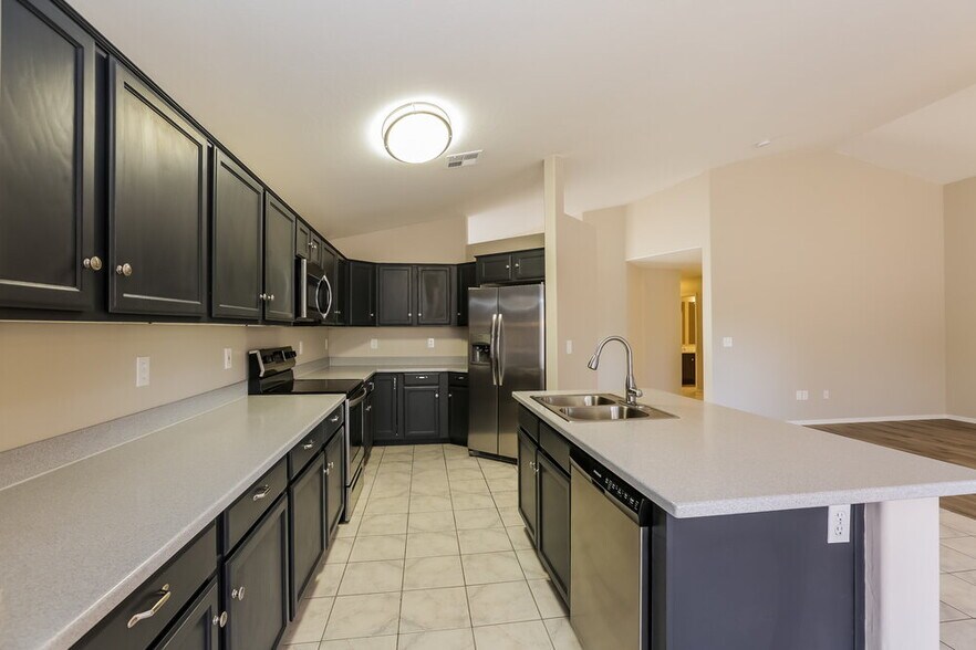 Building Photo - 1510 N Saddle St