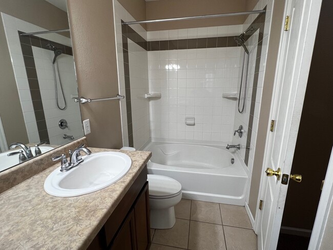 Master Bath Tub/Shower - 5021 Mountain Man Ln