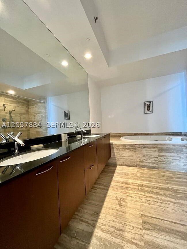 Building Photo - 16001 Collins Ave