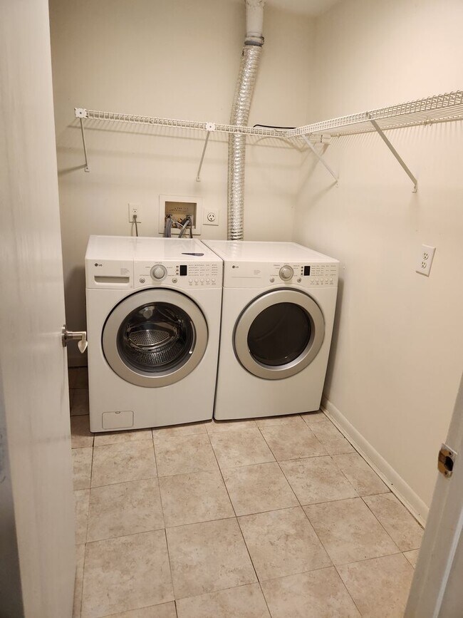Building Photo - Great 2 bed 2 bath condo In Centerville