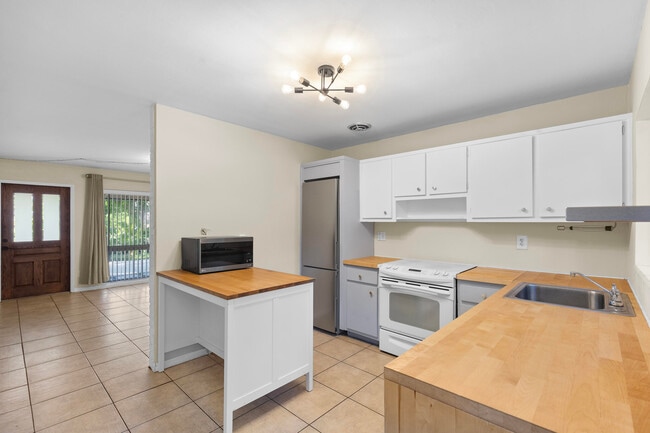 Building Photo - 170 NW 7th St