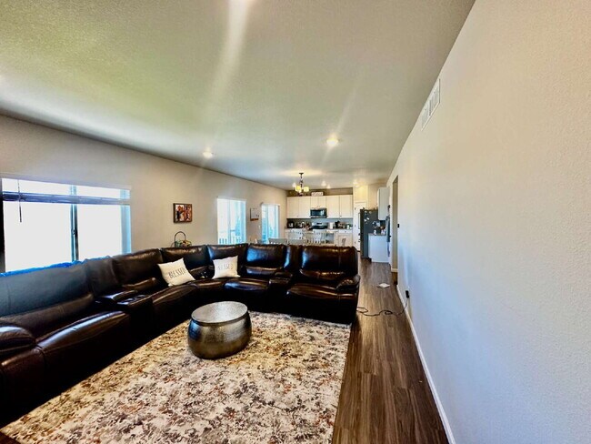 Building Photo - "Experience Spacious Living: 5-Bed, 3-Bath...