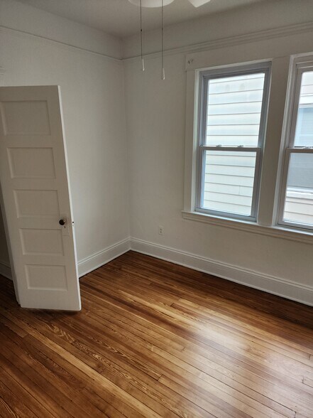 Middle bedroom pic 2 - 303 S 3rd Ave