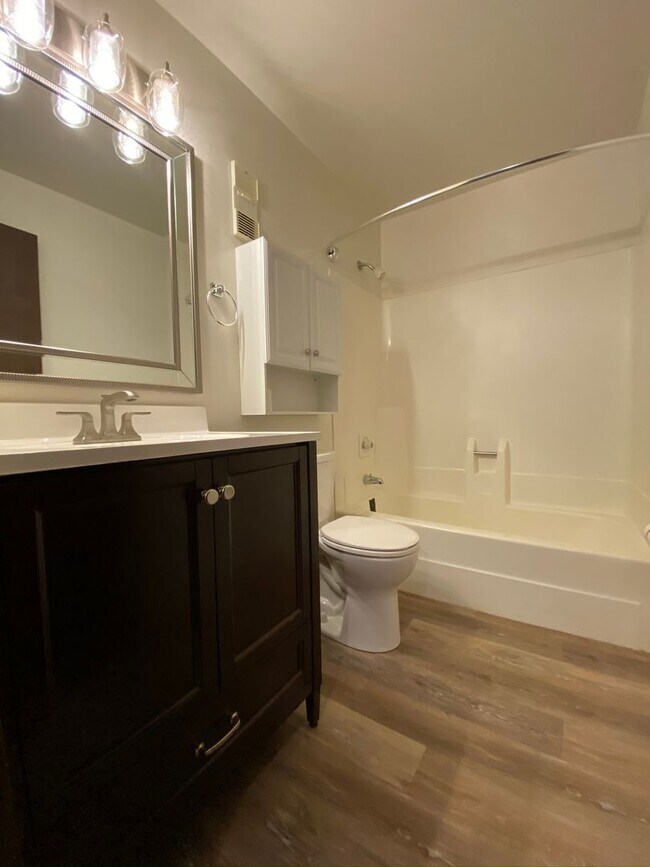 Building Photo - Spacious 2BR at Bellwood Manor! Great North Hills Location! Call Today!