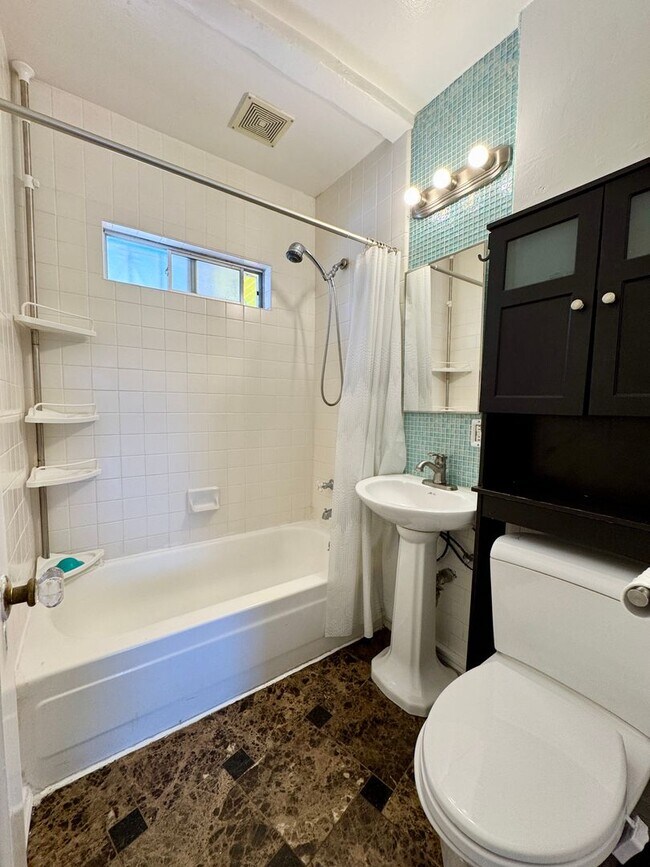 Building Photo - Charming Upgraded 2 Bedroom Cottage w/Cent...