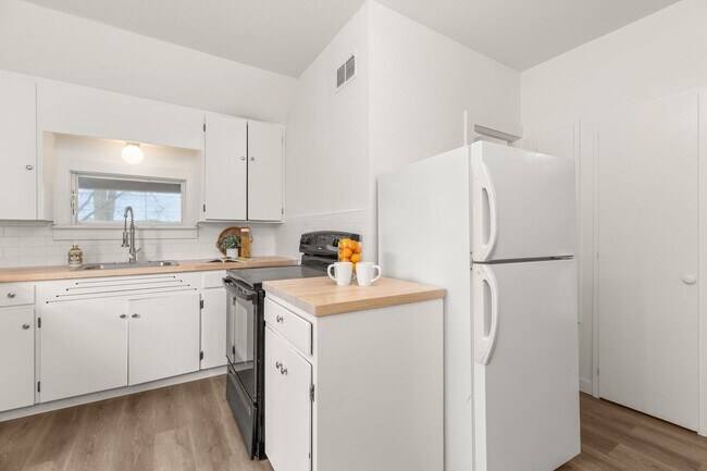 Building Photo - 405-409 2nd St