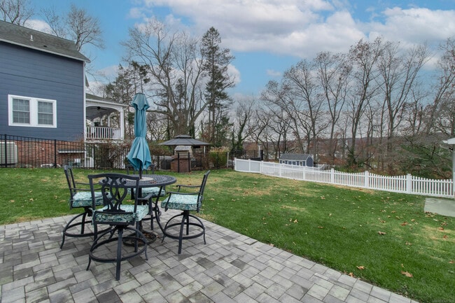 Building Photo - 315 S Orchard St