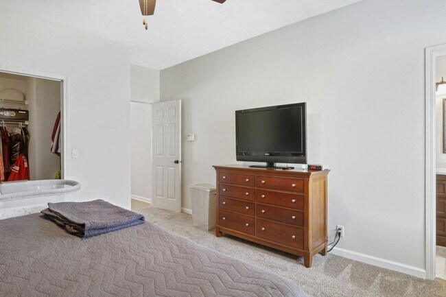 Building Photo - Stunning Raised Ranch | 4 Bedroom 3 Bathro...