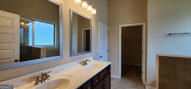 Building Photo - 525 Twelve Oaks Dr
